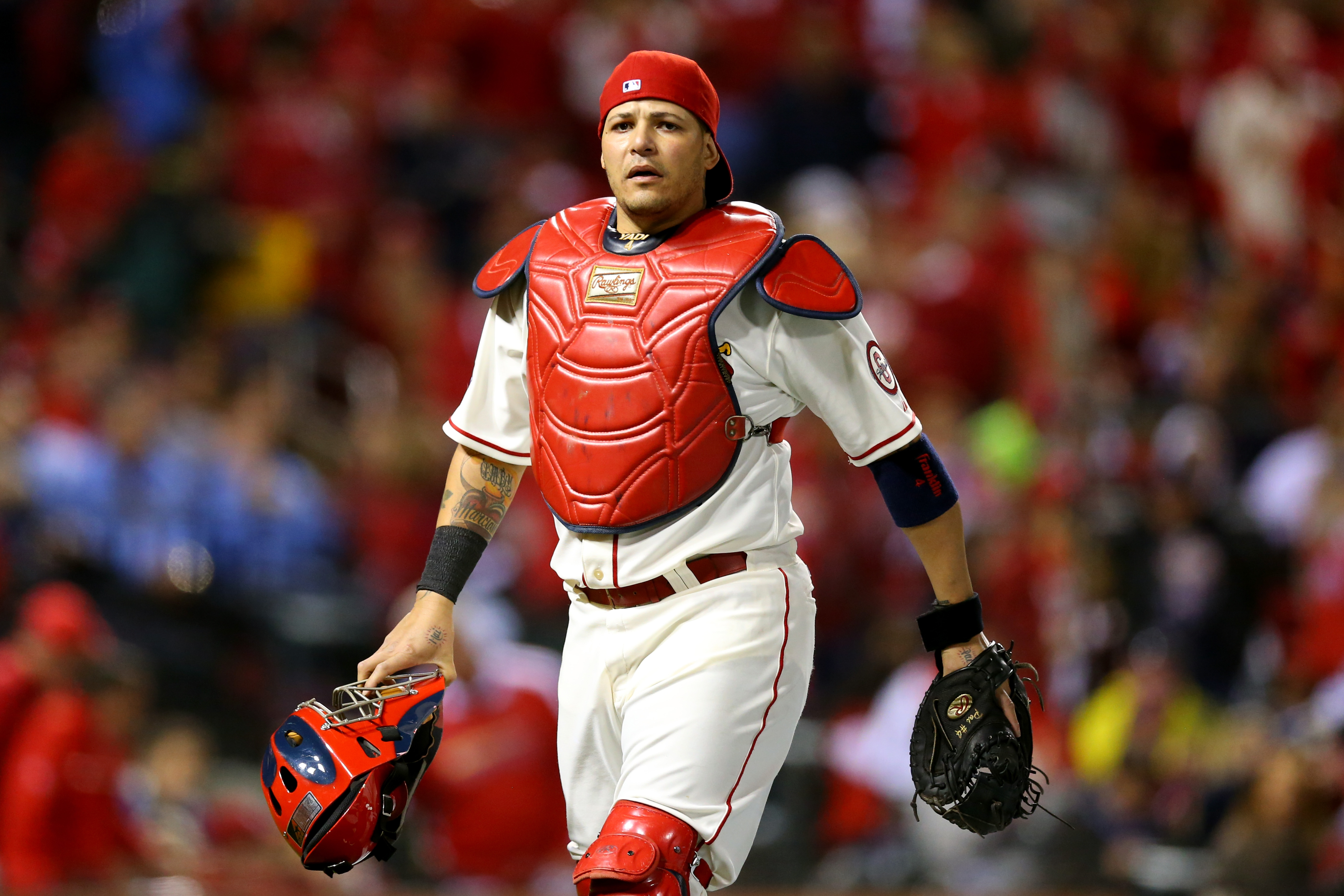 Cardinals' Yadier Molina gets Gold Glove Award