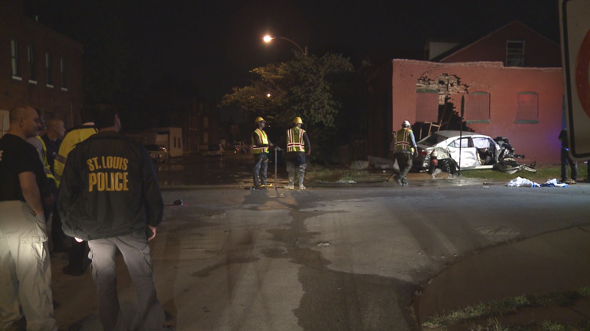 Suspects crash stolen car into home | ksdk.com