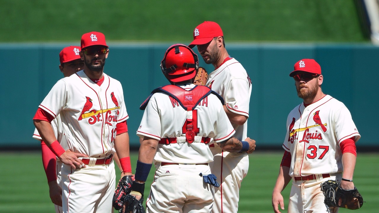 Wainwright uses arm, bat to lift Cardinals