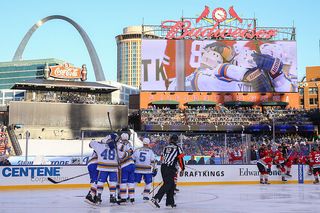 Photo: St. Louis Cardinals and Blues skate together in alumni game