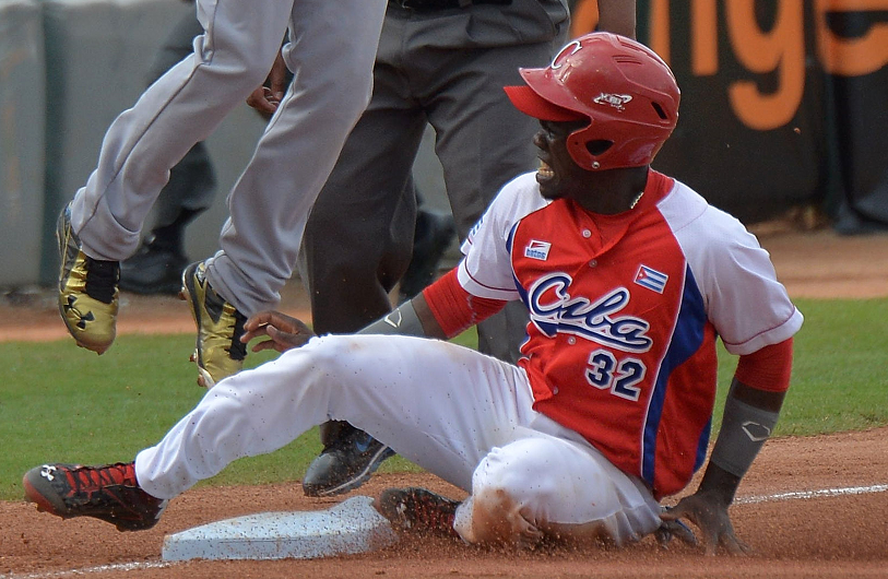 Cardinals Sign Cuban OF Jose Adolis Garcia