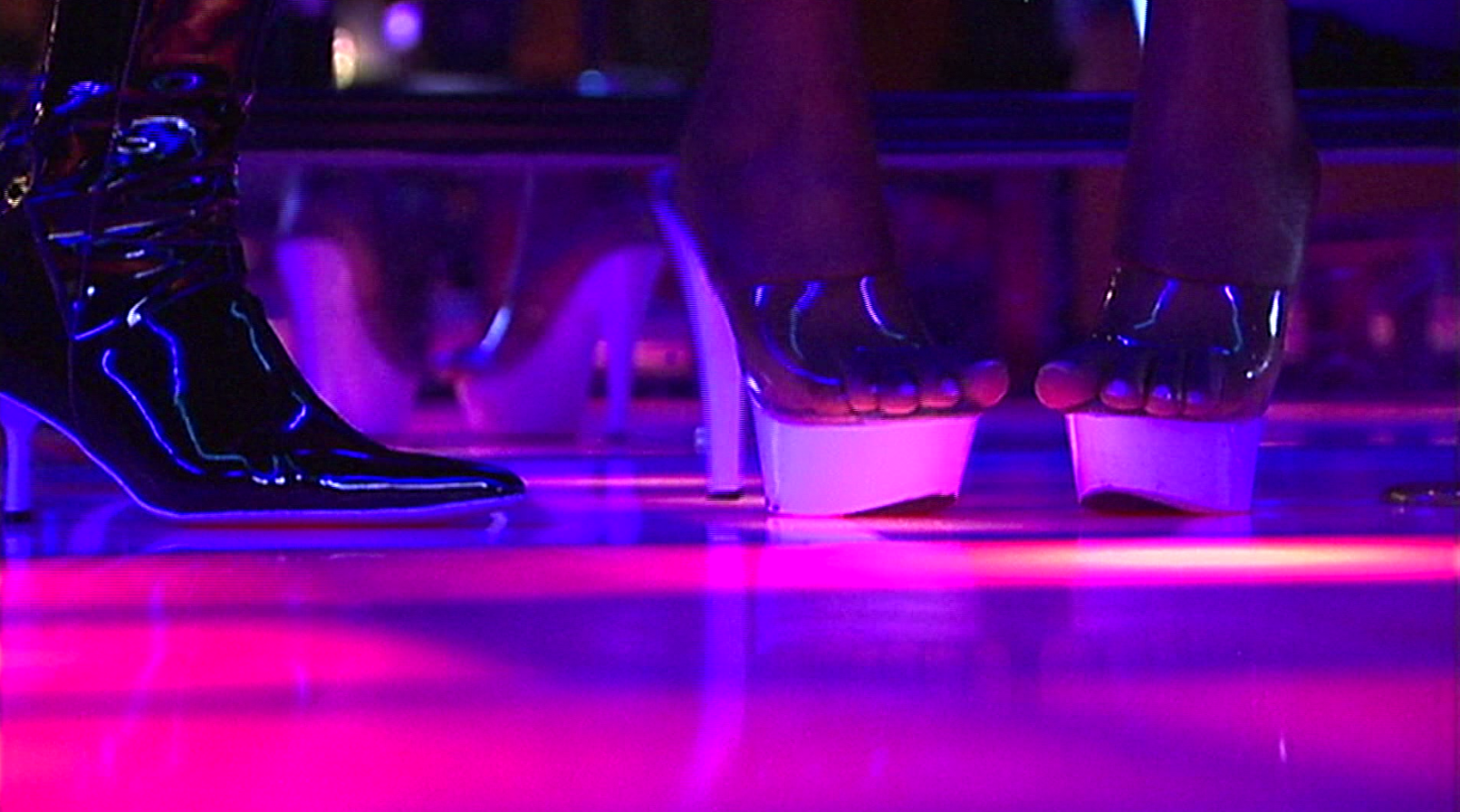 Area dancers join lawsuit against strip clubs | ksdk.com