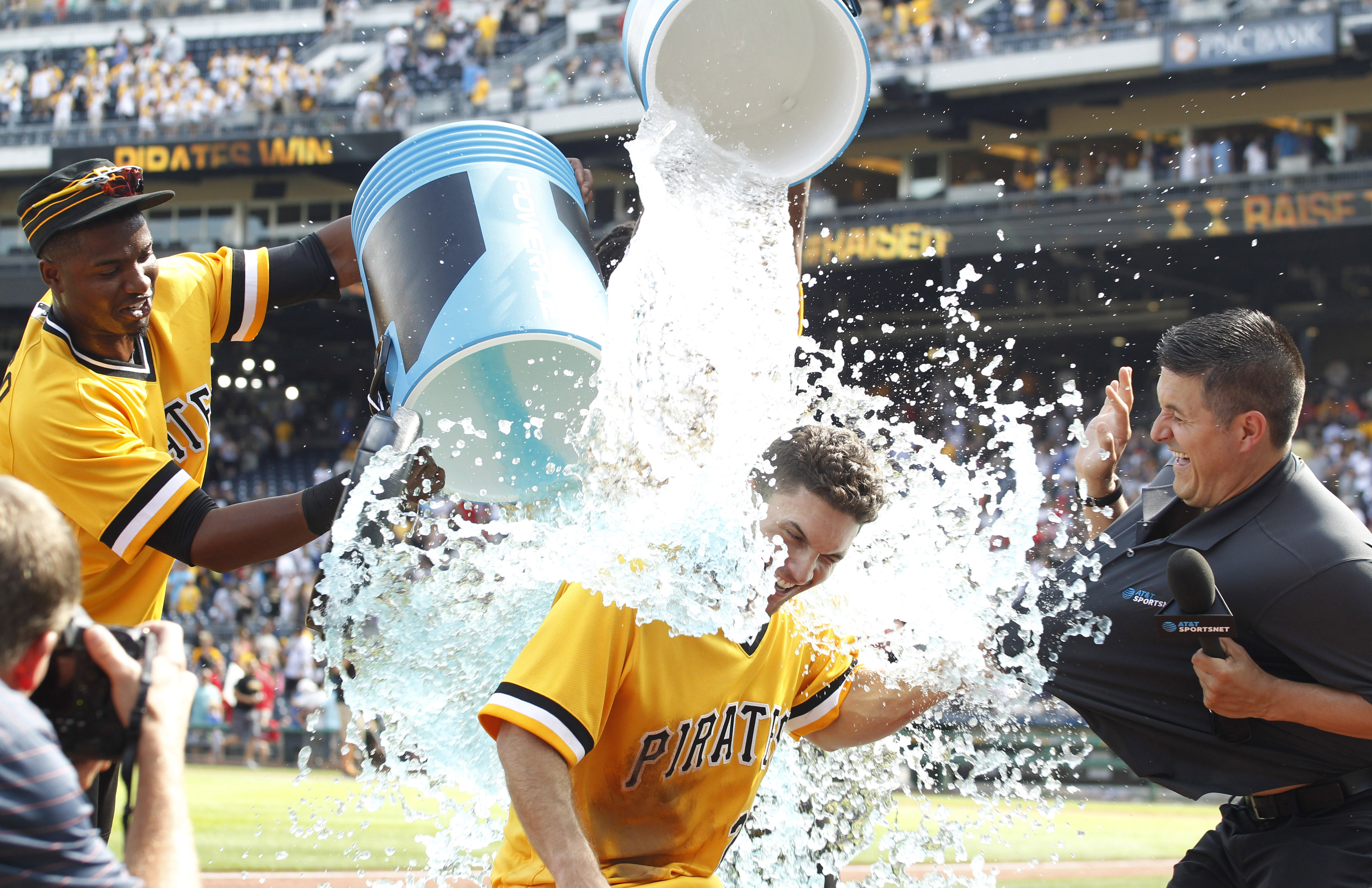 Adam Frazier's walk-off home run ends Pirates' losing streak