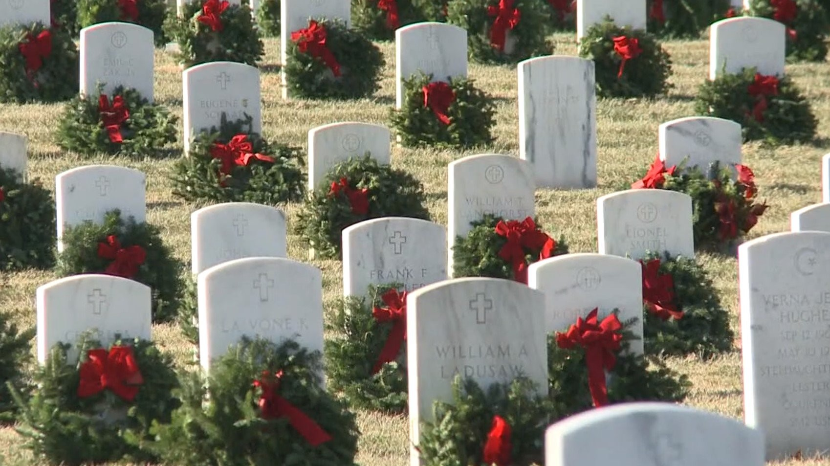 10,000 wreaths at Jefferson Barracks National Cemetery honor veterans