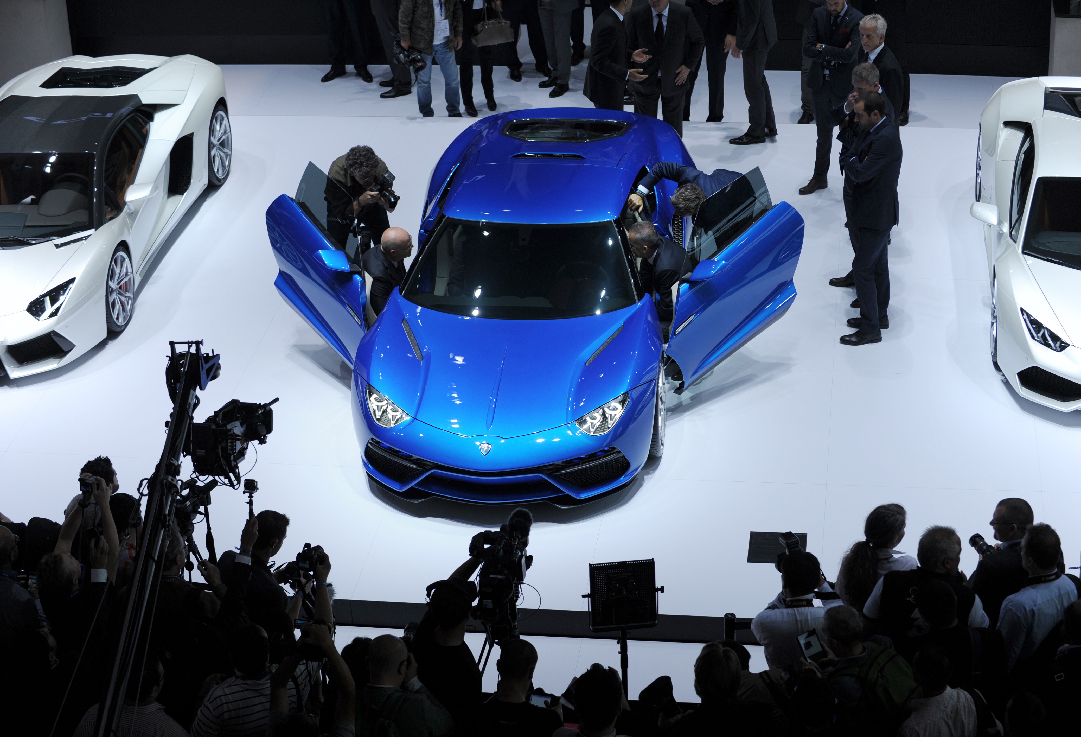 Lamborghini creates 910-horsepower plug-in supercar 