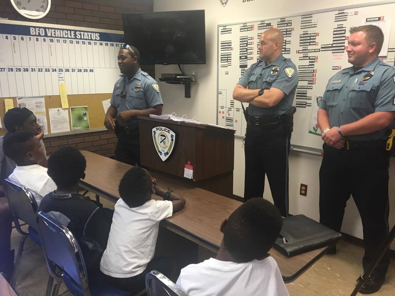 Local kids visit with Florissant police officers | ksdk.com