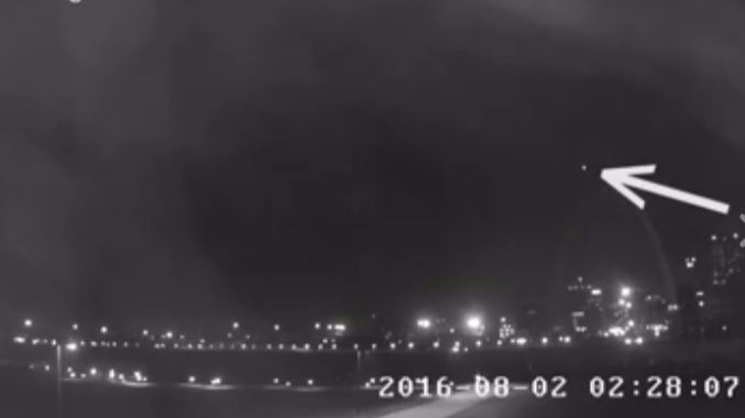 Mysterious light over Arch stumping St. Louis | wcnc.com